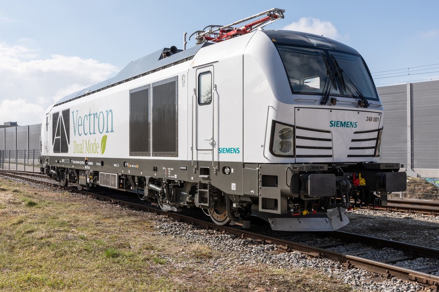 Společnost Siemens Mobility získala schválení do provozu pro dvouzdrojovou lokomotivu Vectron Dual Mode