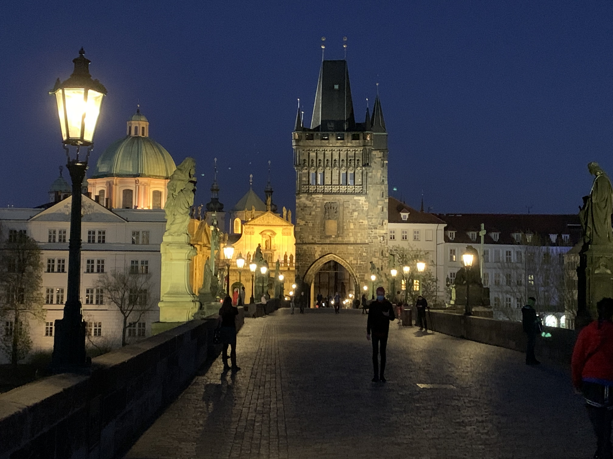 Obr. 1. Každý večer ulice hlavního města rozsvítí okolo 680 plynových luceren (Karlův most, foto: Michal Kotek, mk3d)