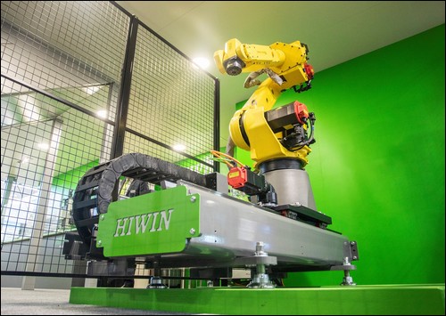 Pojezdová dráha HIWIN LT-S s robotem Fanuc M-20iA-35M