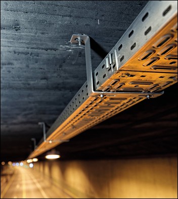 Kabelový žlab RKSM 620 V4A z korozivzdorné oceli pod stropem automobilového tunelu