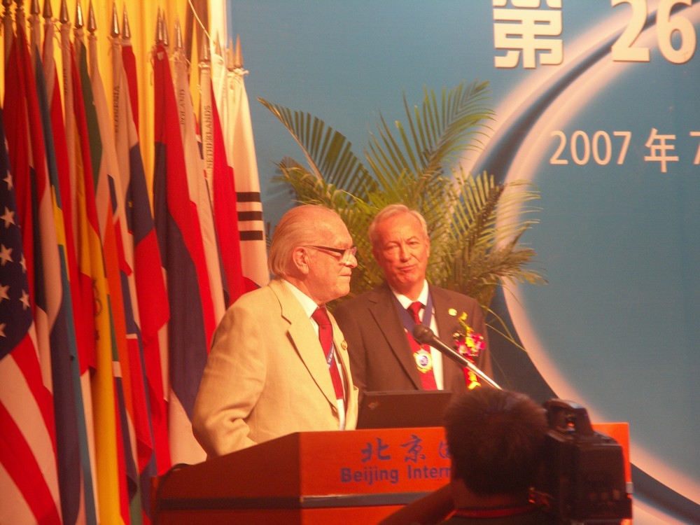 Obr. 11. Doc. R. Kittler a prezident CIE prof. van Bommel pri odovzdávaní ocenenia CIE na úvodnom zasadaní 26. generálnej konferencie CIE v Pekingu, 4. júl 2007 (foto: doc. D. Gašparovský)
