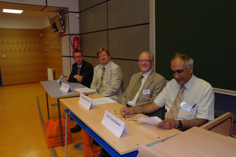 Obr. 7. Zľava Dr. Otakar Fojt z britskej ambasády, prof. Brian Norton, Írsko, doc. R. Kittler, prof. T. Muneer, UK, na 5. medzinárodnej konferencii Solaris 2011, 11. 8. 2011 v Brne (foto: Ing. J. Kotková)