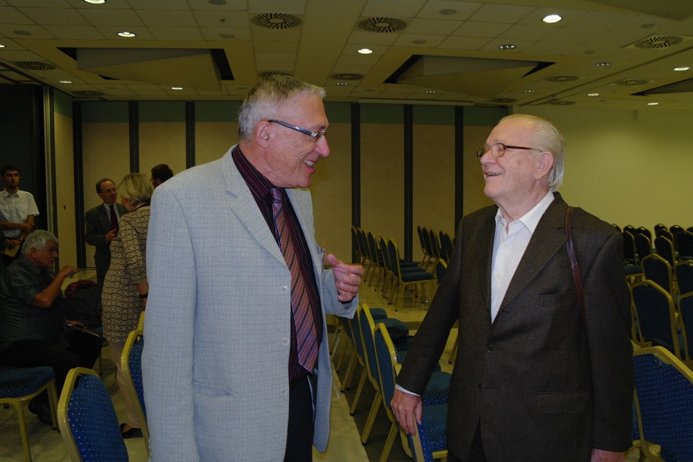 Obr. 8. V rozhovore s doc. J. Kaňkom na 19. medzinárodnej konferencii Licht – Světlo 2011 v Prahe, 23. 9. 2011 (foto: Ing. J. Kotková)