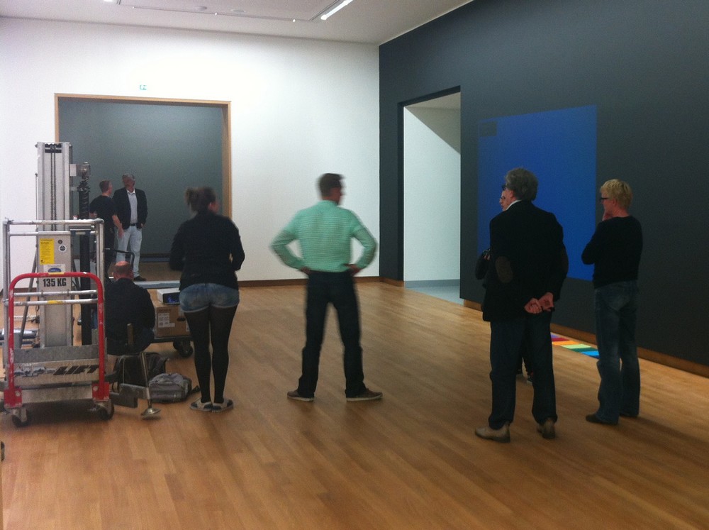 Obr. 12. Testovanie projekčných povrchov, farieb a technológií pri tvorbe expozície v galérii v Holandsku; svetelný dizajn Inštitút svetelného dizajnu v Amsterdame (foto: Ján Ptačin)