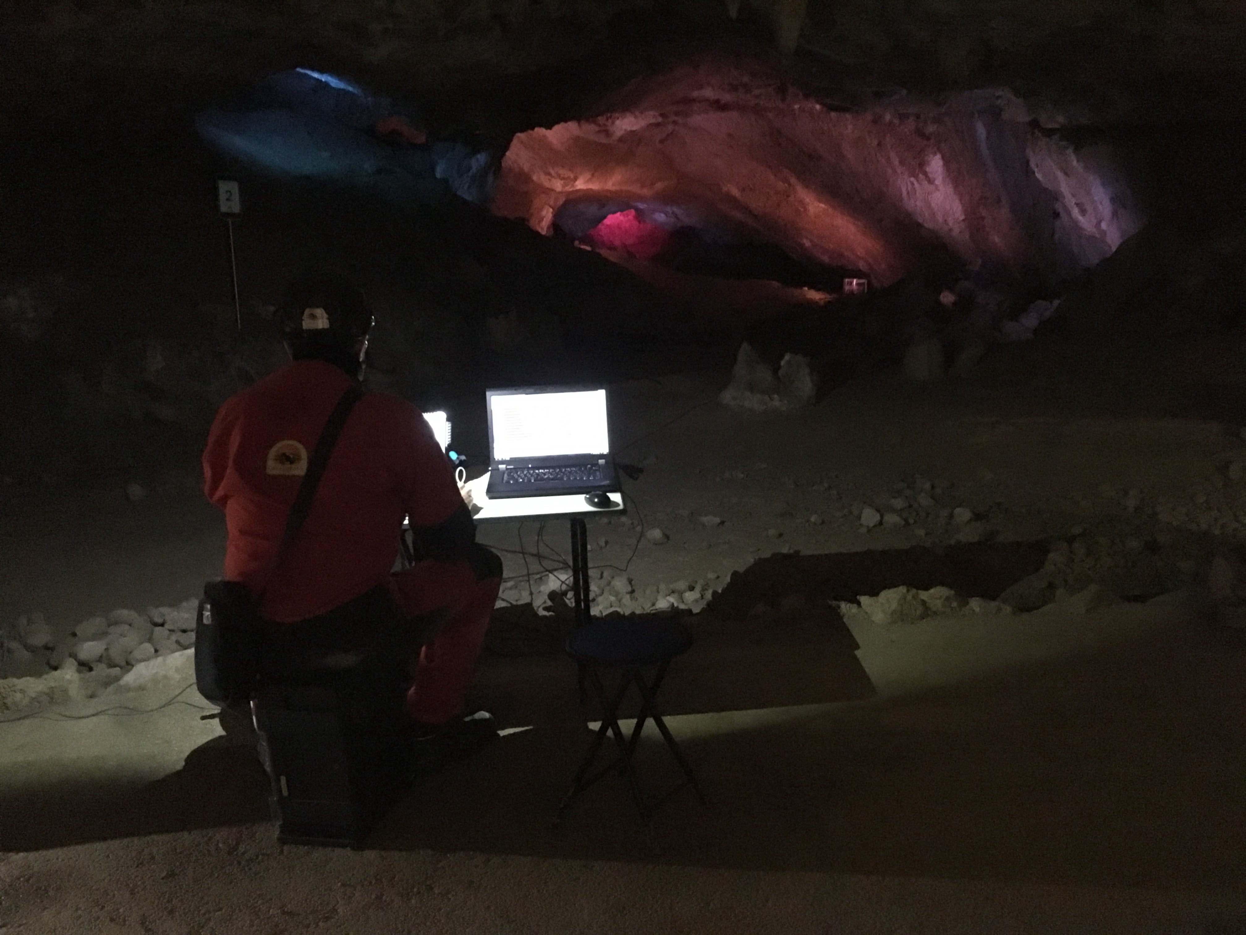 Dachstein Eishöhle; světelný desing Ján Ptačin; realizácia svetelného dizajnu v ľadovej jaskyni (foto: Ján Ptačin, 2018)