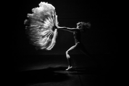 Obr. 3. Tranzmutace, performerka Andrea Miltnerová, světlo shora sprcha PAR CP 61, divadlo Alfred ve dvoře (foto: Jan Komárek)