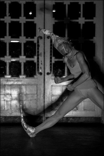 Obr. 5. Kouzelník Hirošima, performerka Andrea Miltnerová, osvětlení zkuste sami uhodnout…, Venuše ve Švehlovce (foto: Pablo Kornfeld)