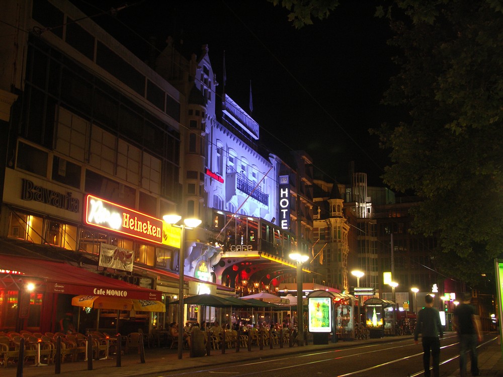 Obr. 45. Výrazný farebný kontrast iluminovanej fasády budovy v zóne nočnej zábavy v Amsterdame (Holandsko)
