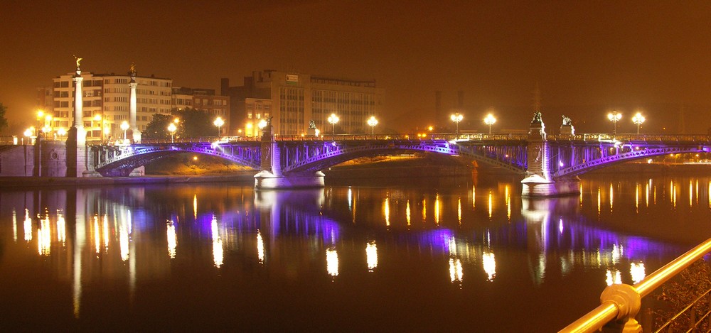 Obr. 50. Iluminácia mosta Fragnée cez rieku Meusu v meste Liège (Belgicko) výraznou modrofialovou farbou upriamuje pozornosť návštevníkov mesta na jeden z ústredných prvkov mestskej architektúry