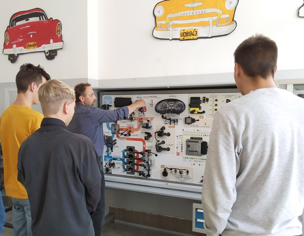 Autoelektrikáři při hodině v učebně