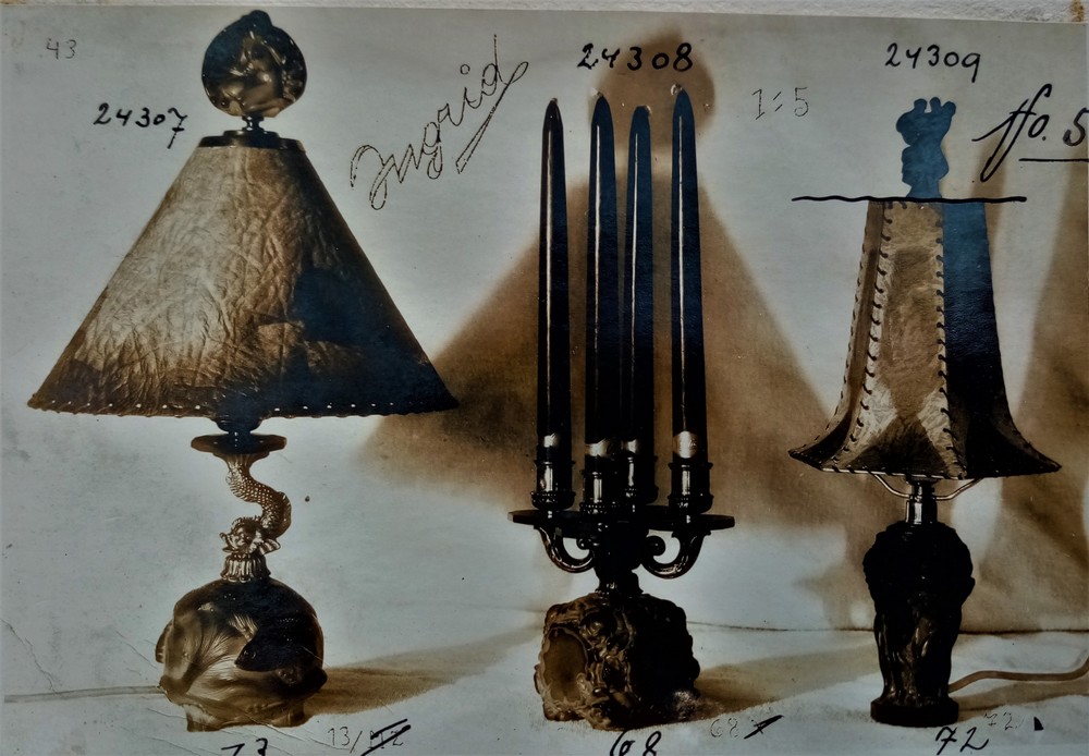 Obr. 12. Stolní svítidla a svícen z kolekce Ingrid, broušené firmou Rudolf Rabik pro společnost Curt Schlevogt, přelom 30. a 40. let 20. století (Státní okresní archiv Most)