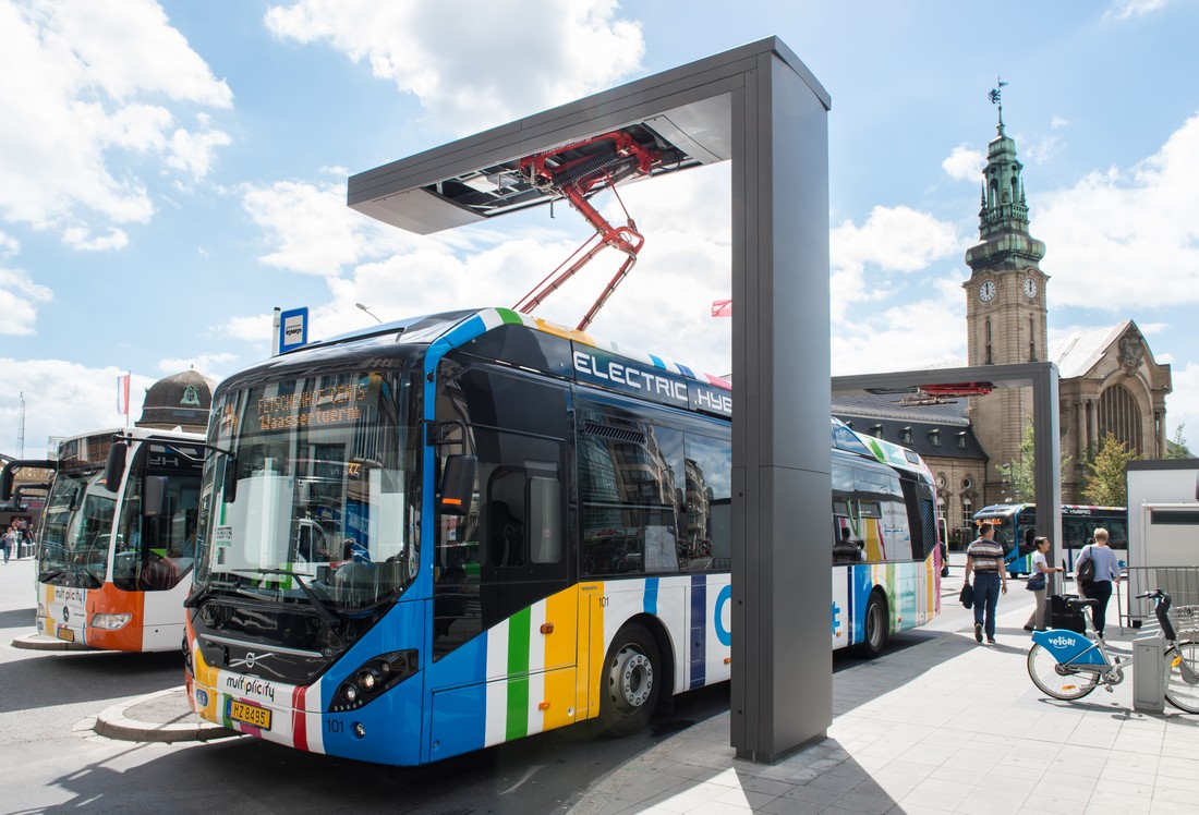 Obr. 2. E-bus na nabíjecí stanici v Luxemburgu s pantografem spouštěným shora