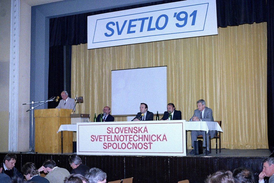Obr. 1. Predsednícky stôl konferencie Svetlo 1991, zľava: Ing. M. Augustín, Ing. P. Janošovič, Ing. O. Berger, Ing. J. Kosorínec, Ing. D. Mistrík (rok 1991, Dom kultúry, Karlova Ves, Bratislava)