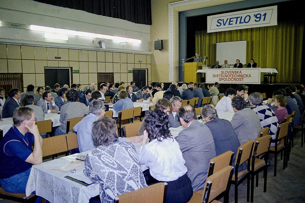 Obr. 2. Účastníci konferencie Svetlo 1991 (rok 1991, Dom kultúry, Karlova Ves, Bratislava)