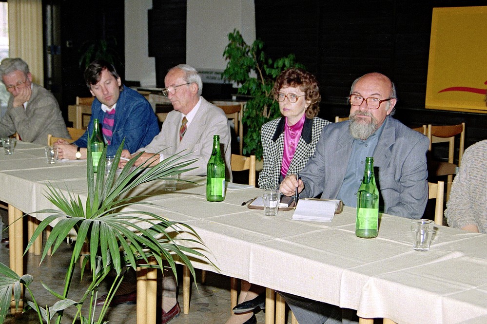 Obr. 5. Odborná diskúzia, zľava: Ing. M. Augustín (tretí zľava), V. Gergelyová, Ing. P. Janošovič (rok 1992, Účelové zariadenie Petržalky, Bratislava)