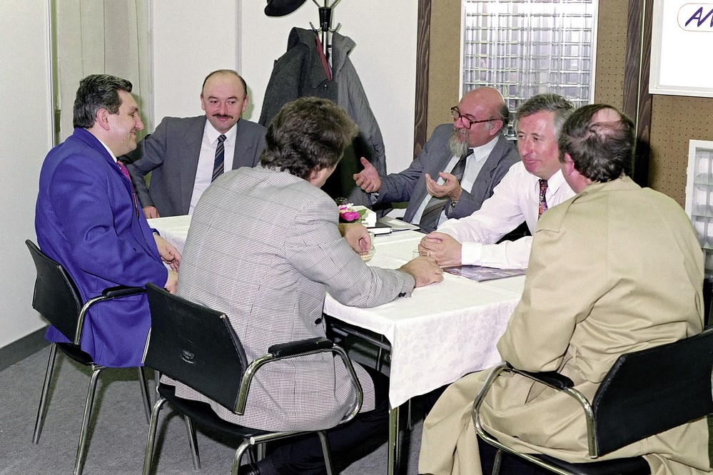 Obr. 6. Príprava nasledujúceho ročníka, zlava: Ing. M. Hrdlík (modré sako), Ing. P. Janošovič, Ing. Ľ. Ďuriš (rok 1994, Dom techniky, Bratislava)