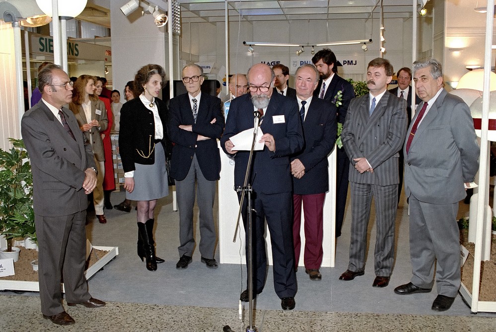Obr. 7. Ing. Peter Janošovič zahajuje konferenciu (rok 1995, Dom techniky, Bratislava)