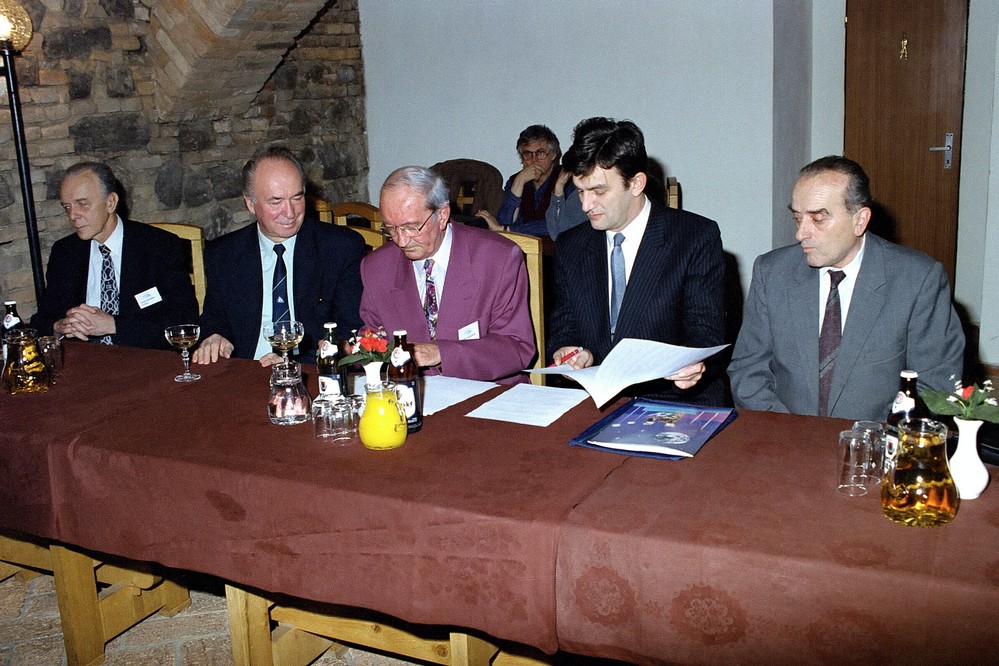 Obr. 8. Podpis zmluvy medzi SSTS a maďarskou svetelnou spoločnosťou, Ing. V. Daubner (druhý zľava), pri podpise Ing. M. Augustín a Ing. János Polich (HU) (rok 1995, Dom techniky, Bratislava)