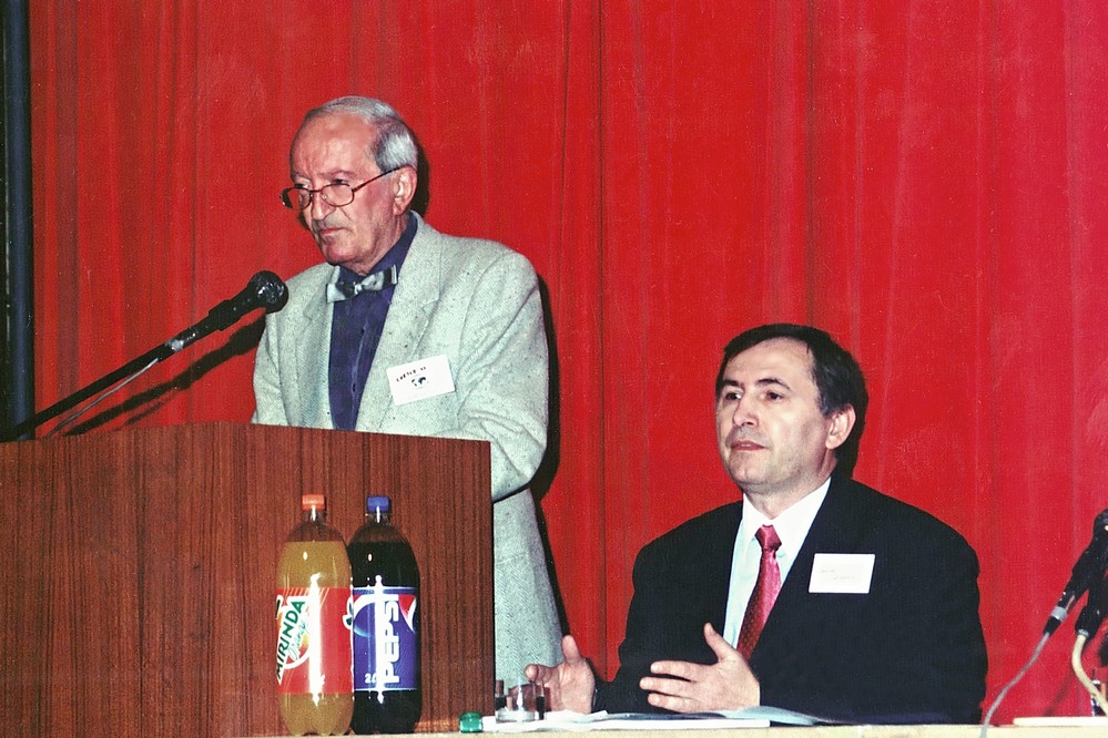 Obr. 9. Ing. M. Augustín (vľavo) a prof. Ing. Alfonz Smola, PhD. (rok 1997, PKO, Bratislava)