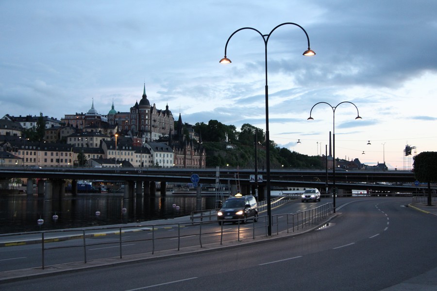 Obr. 53. Moderný oblúkový dizajn osvetľovacej sústavy pre konkrétne miesto (Štokholm, Švédsko)