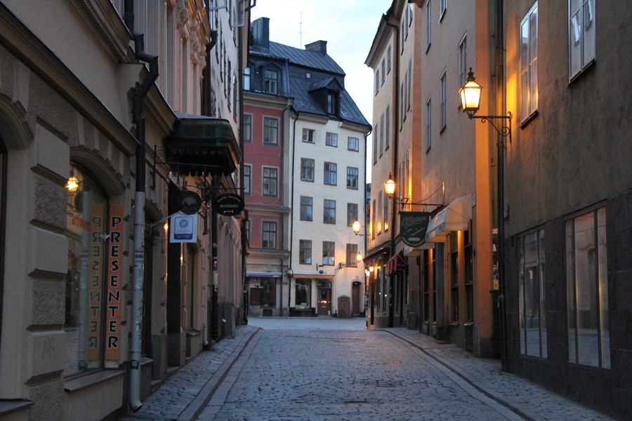 Obr. 55. Lucernové svietidlá umiestnené na fasádach budov v historickej časti mesta (Štokholm, Švédsko)