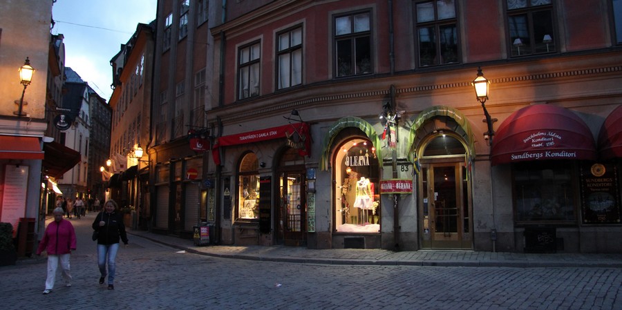 Obr. 56. Lucernové svietidlá umiestnené na fasádach budov v historickej časti mesta (Štokholm, Švédsko)