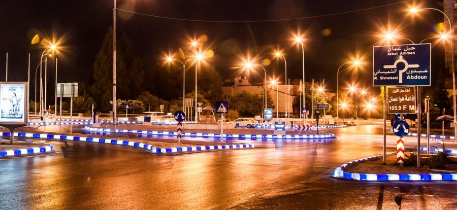 Obr. 60. Aktívne svietiace obrubníky s LED zdrojmi v Jordánsku [8]