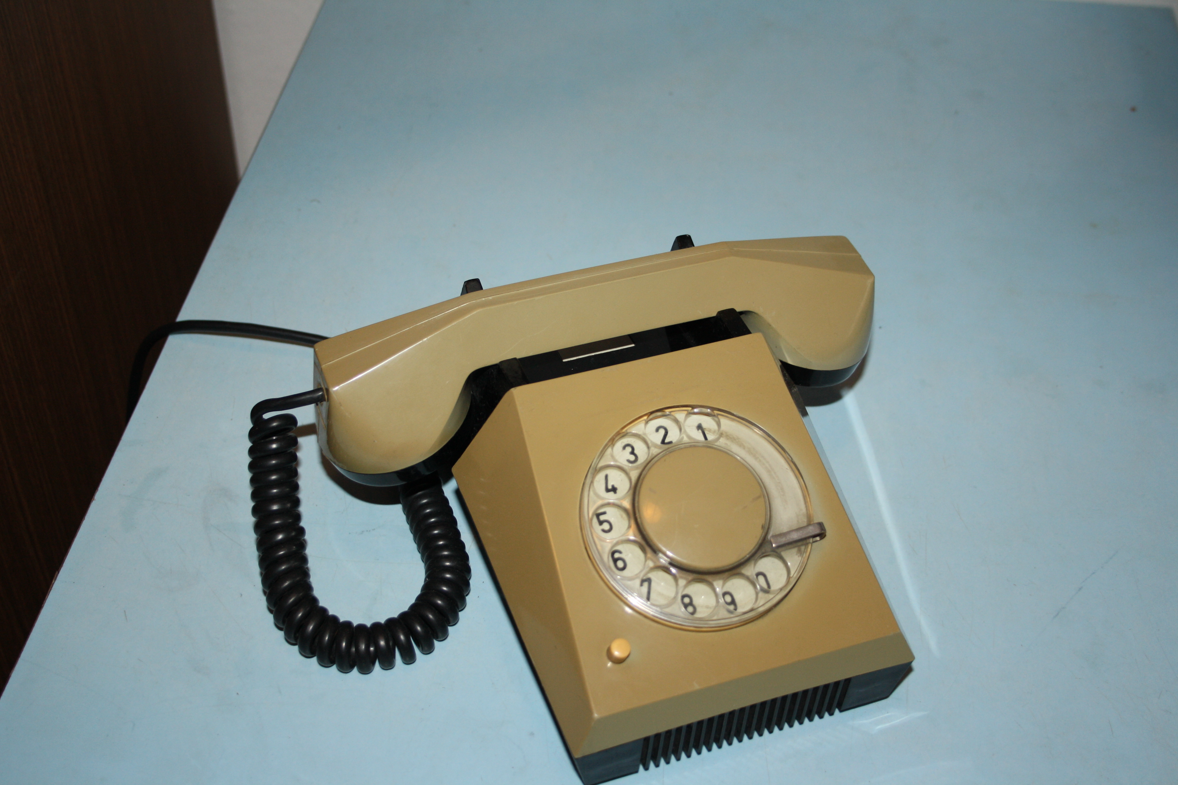 Obr. 2. Klasické provedení telefonu od firmy Tesla Stropkov z přelomu sedmdesátých a osmdesátých let minulého století.