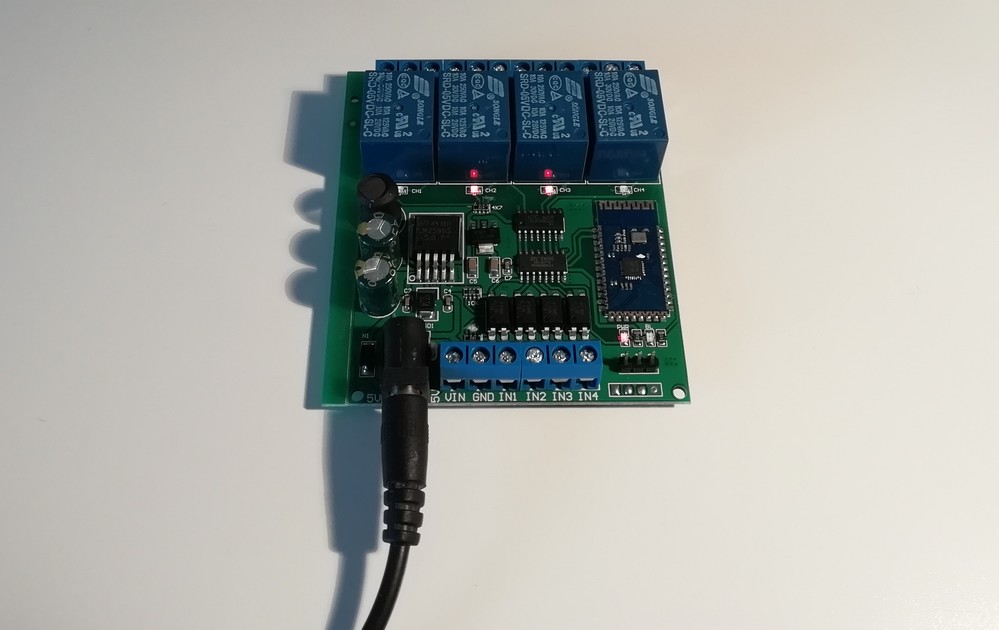 Obr. 1. Bluetooth relé modul 4× 10 A, aktuálně jsou sepnutá relé 2 a 3 (viz LED)