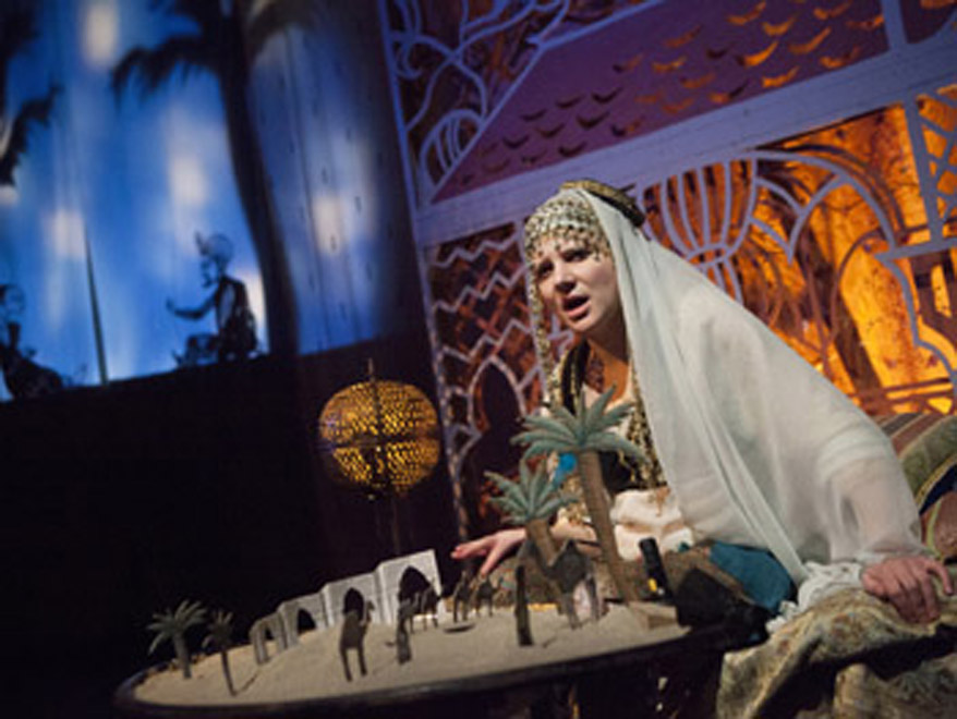 Obr. 7. Fotografie z představení Aladina, jak je uváděn v České republice – každoročně např. na divadelní Lodi Tajemství v Praze (foto: Irena Vodáková)