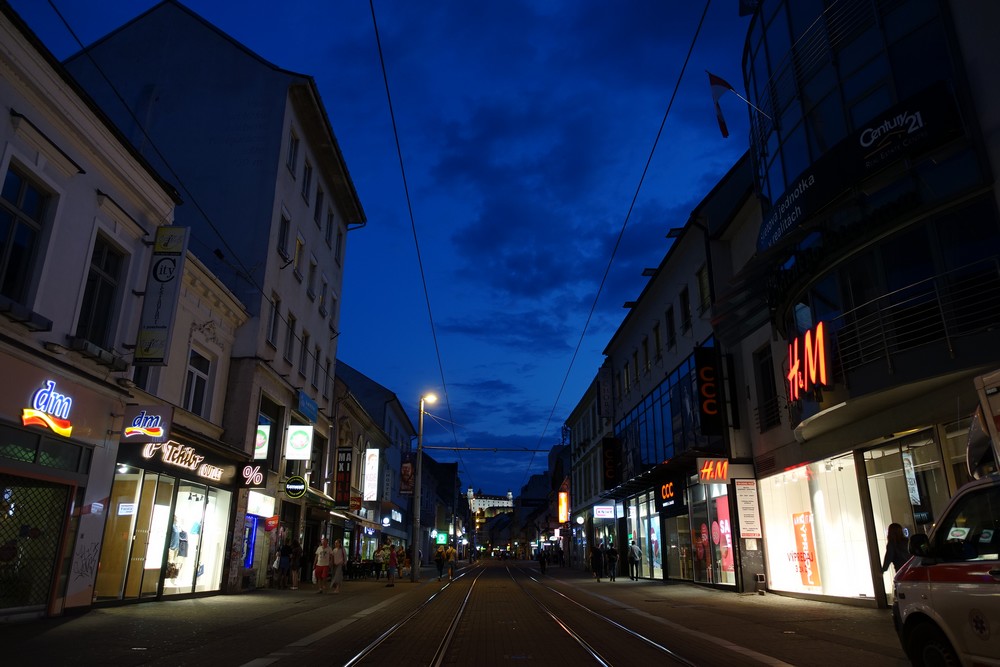 Obr. 65. Príspevok k osvetleniu verejného priestoru komerčnej ulice v Bratislave; svietiace veľkovýklady takmer nahrádzajú verejné osvetlenie
