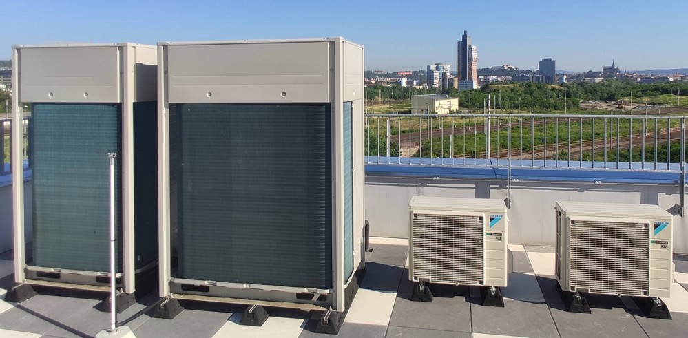 Obr. 5. Venkovní jednotky VRF systému Daikin zajišťujících chlazení a topení ve 22 kancelářských místnostech – v pozadí Brněnské dominanty – AZ Tower, Špilberk a Petrov