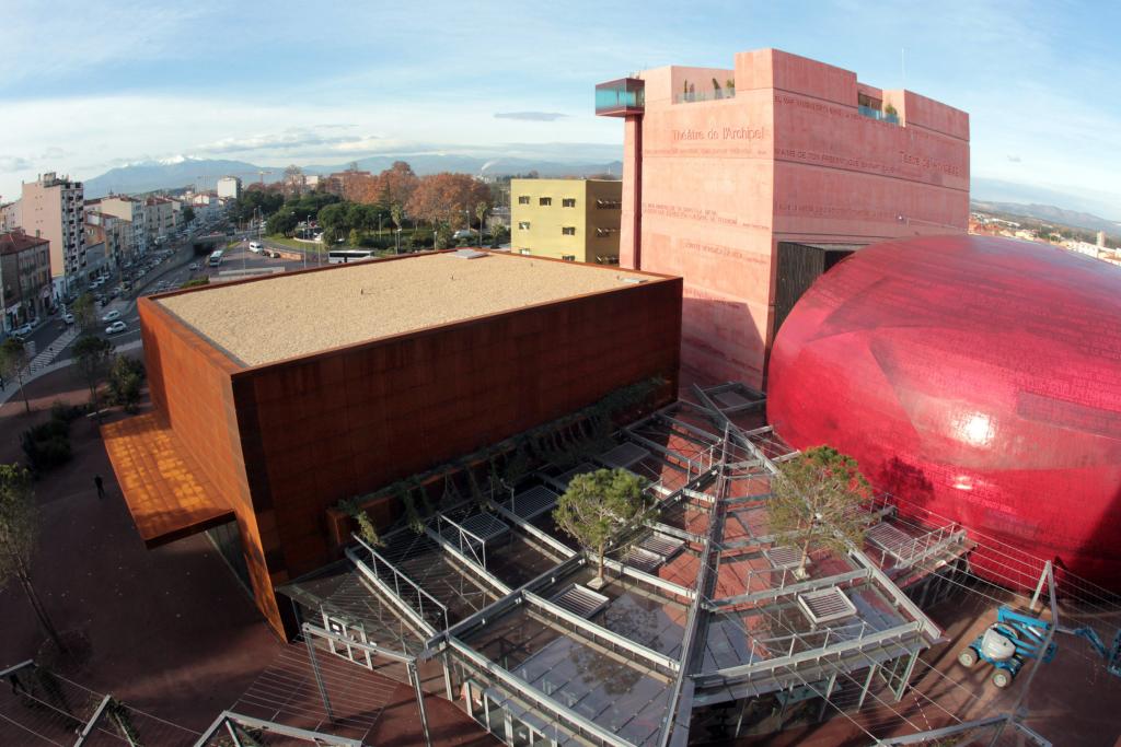 Obr. 10. Jedno z nejmodernějších divadel ve Francii – Théâtre de l‘Archipel v Perpignanu; na fotografii jsou všechny tři sály a prosklená budova, která funguje jako technické zázemí pro všechny scény