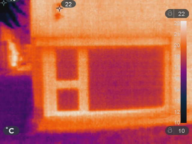 Obr. 2. IS snímek domu se zobrazením lokálních teplotních maxim