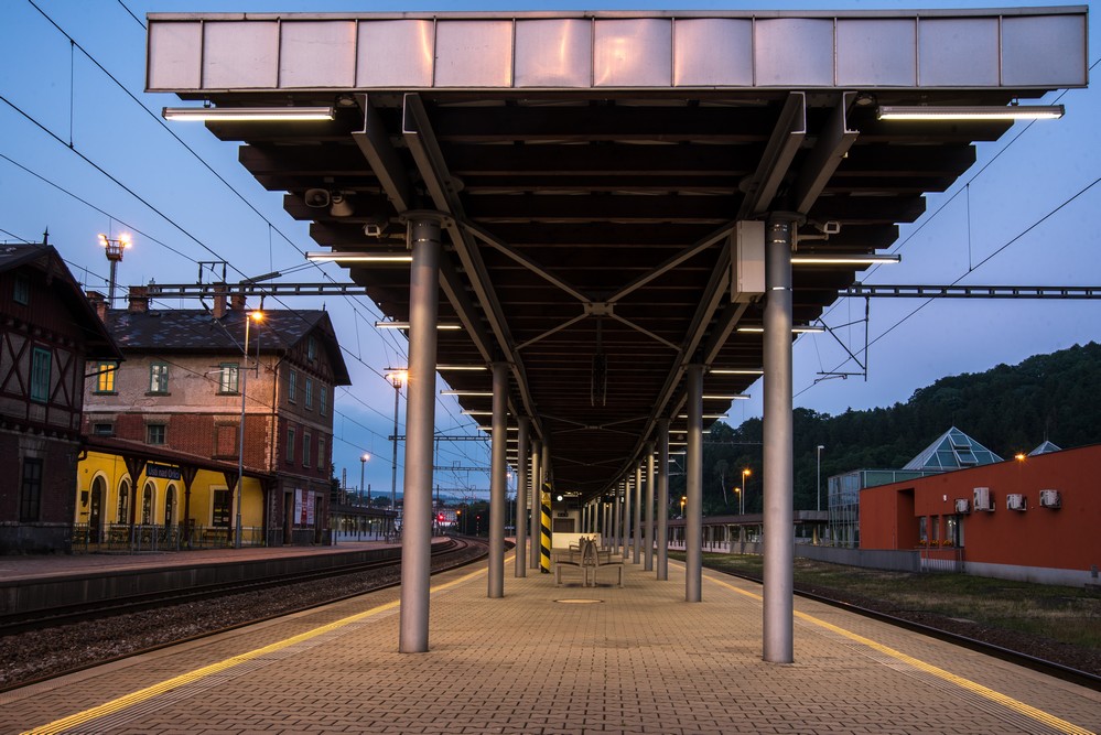 Obr. 9. Osvětlení nástupiště: a) použití svítidla TRAINLED (výrobce RC Luce), b) původní stav