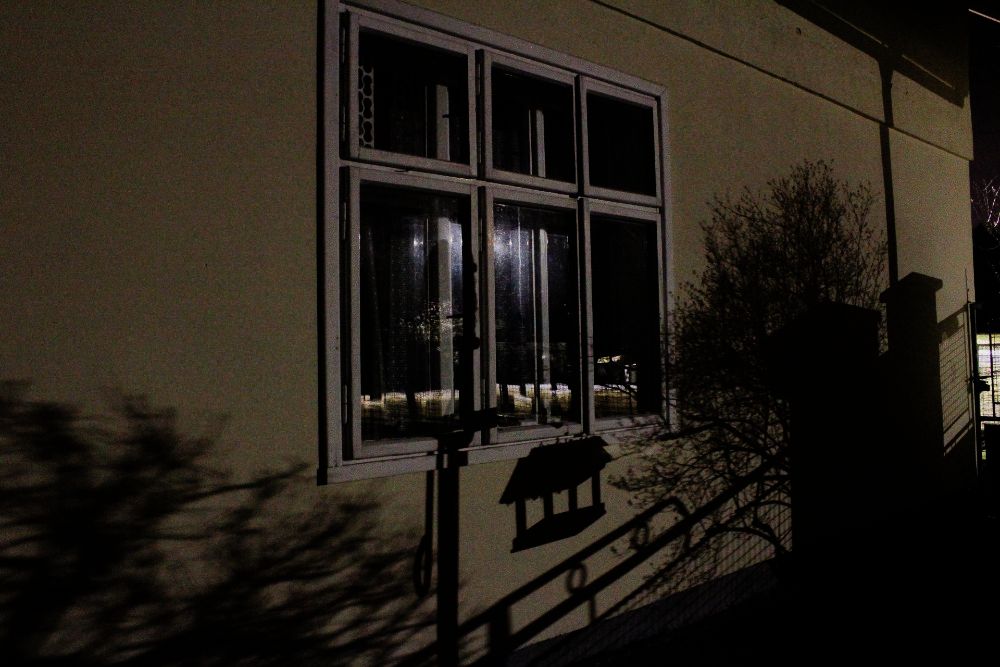 Obr. 1. Vlevo je záběr „dokládající“ nadměrné osvětlení domu, vpravo realita; není problém upravit fotografii podle potřebného výsledku