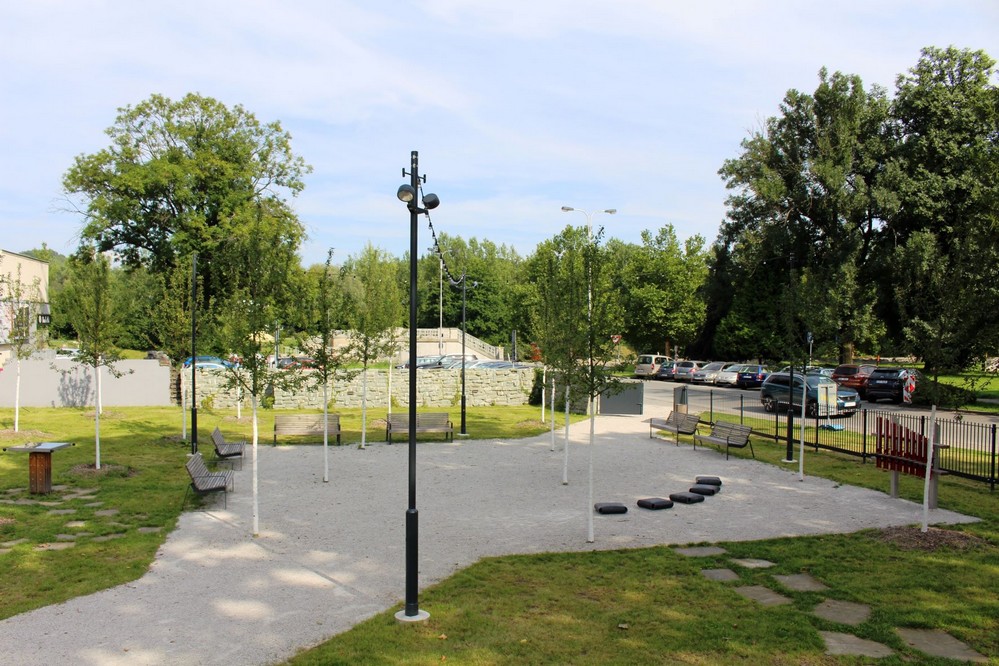 Obr. 4. Dolní část parku (zahrada) po revitalizaci - Osvětlení parku u Biskupství ostravsko-opavského
