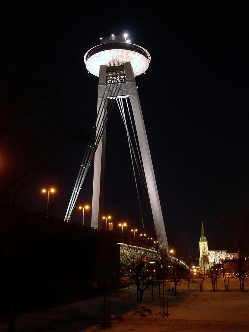 Obr. 1. Most SNP cez Dunaj – rekonštrukcia osvetlenia vozoviek, estakád, chodníkov, 1998 až 2000, nahradenie systému madlového osvetlenia vozoviek za osovú stožiarovú sústavu, zmenšenie výšky výškových stožiarov osvetlenia ľavobrežného predmostia, realizácia: Siemens, Belux