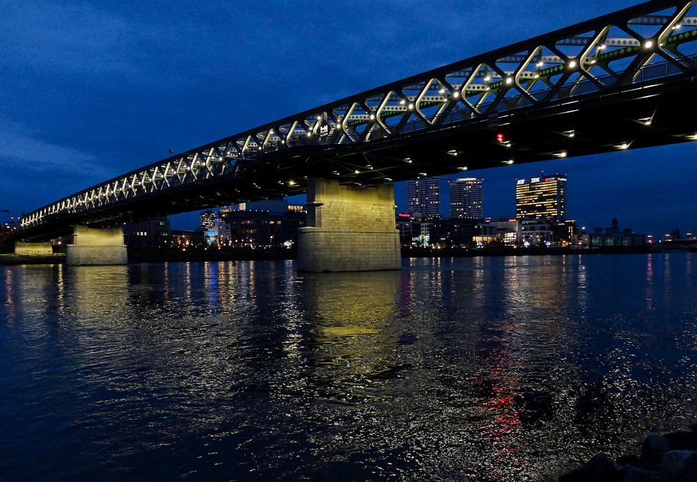 Obr. 2. Starý most cez Dunaj – osvetlenie električkového telesa, chodníkov, estakád, iluminácia zvislého a horizontálneho zavetrenia, komplet LED svietidlá Siteco (projekt: 2014, autori: Ing. arch. Maťaštik, Ing. M. Bútorová, realizácia: Siemens, Belux, 2015)