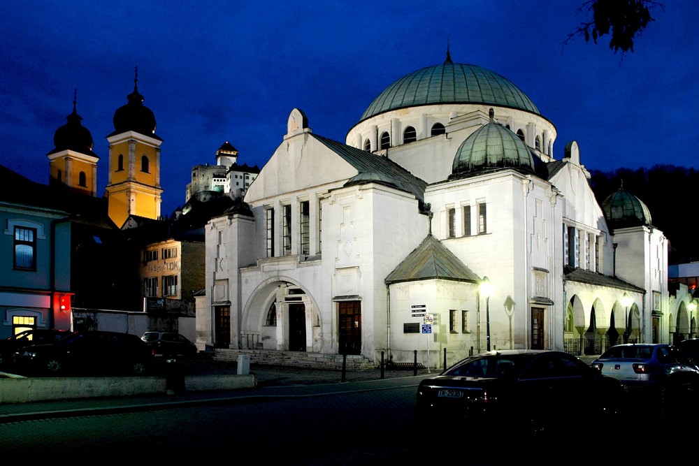 Obr. 4. Iluminácia synagogy v Trenčíne (autori projektu: prof. A. Smola, Ing. F. Krasňan, Ing. arch. B. Polomová, realizácia: Siemens, Belux, 2006)