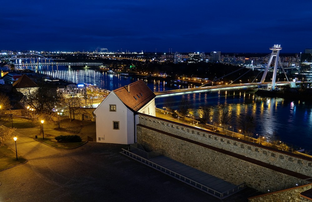 Obr. 5. Mosty cez Dunaj, dunajské nábrežie v Bratislave, dominantný pohľad z hradu