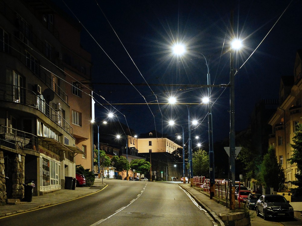 Obr. 6. Štandardné osvetlenie, použitie technických osvetľovacích prvkov, komunikácie vybranej komunikačnej siete MK I a MK II v Bratislave, použité LED svietidlá (projekt: 2017, autor: Ing. O. Riečičiar, realizácia: Siemens, Belux, 2017)