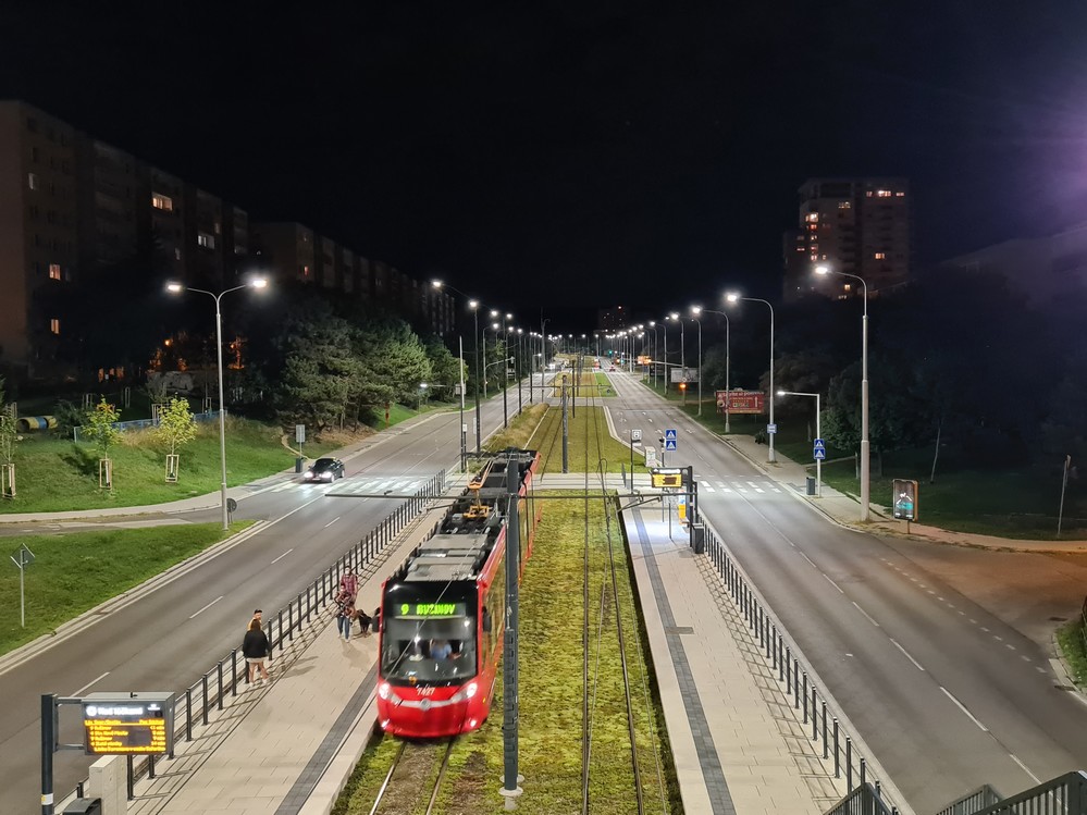 Obr. 72. Nové osvetlenie karloveskej radiály v Bratislave modernými plne clonenými LED svietidlami; na fotografii dobre vidieť kontrast intenzívne osvetleného dopravného priestoru miestnej komunikácie oproti tmavším oblastiam sídliska Dlhé Diely (vľavo) a Rovnice (vpravo)