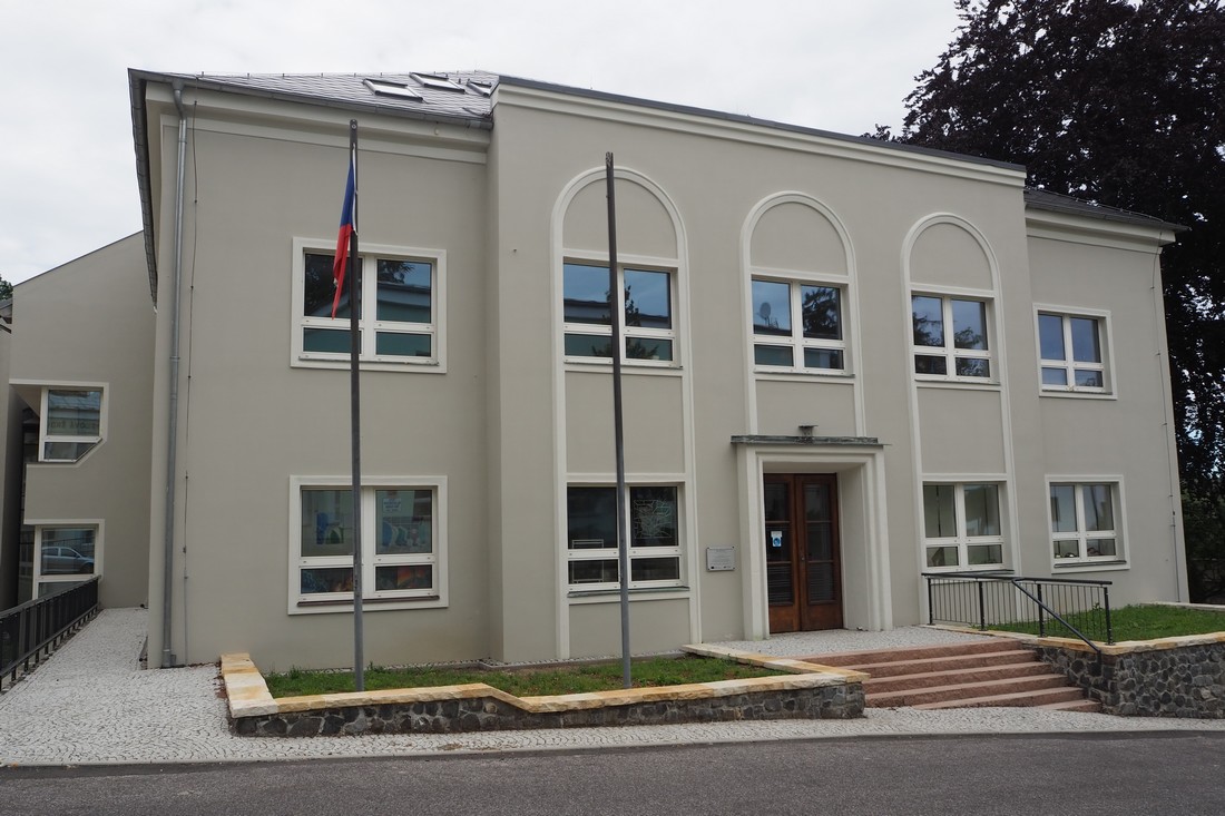 Obr. 1. Nově zrekonstruovaná druhá budova školy s atriem a dílnami Kamenický Šenov