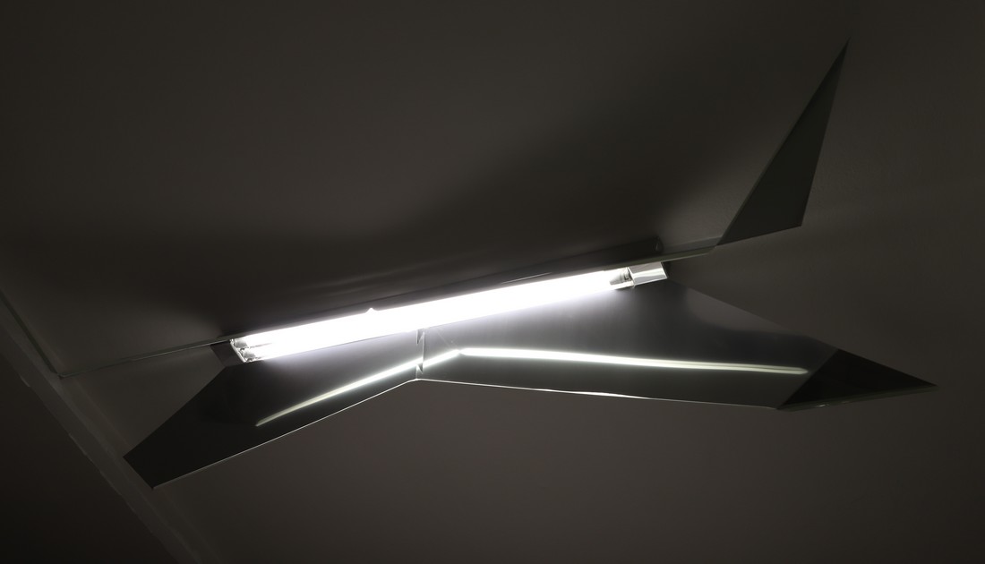 Obr. 4. Luminiscenční stropní svítidlo Rewer do veřejných prostor (autor: Marián Macháček): a) návrh svítidla, b) hotový produkt