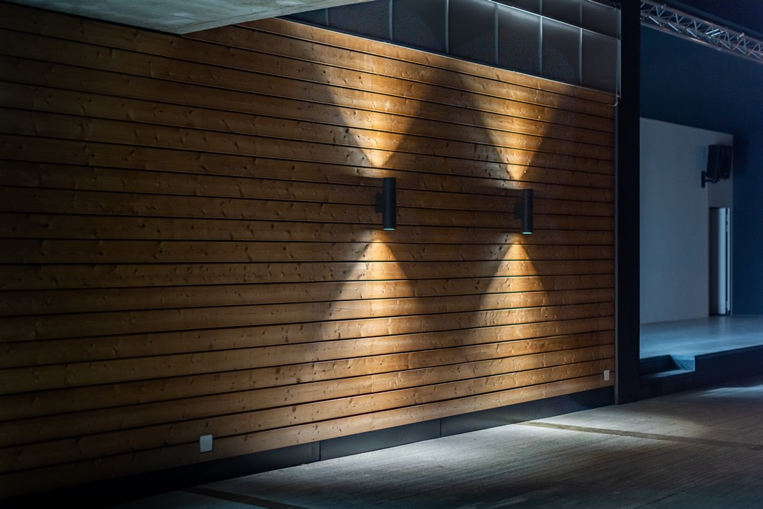 Obr. 3. Přisazená LED svítidla vytváří v amfiteátru zajímavé geometrické efekty (foto: Matúš Nedecký)