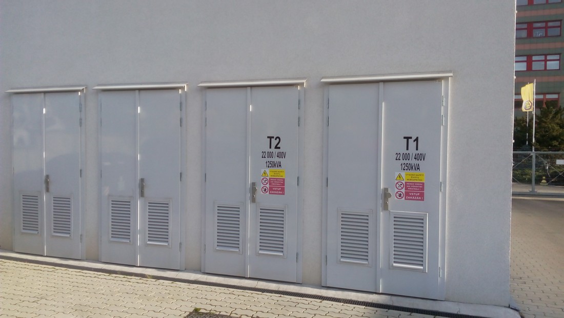 Obr. 2. Napájecí transformátory vn 22 kV jsou umístěny nedaleko budovy datacentra v samostatném objektu
