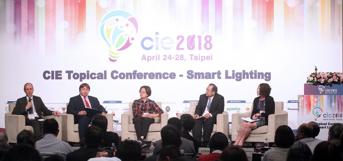 Obr. 3. Prof. Gašparovský (druhý zľava) ako riaditeľ CIE Divízie 4 pre vonkajšie osvetlenie diskutuje k problematike smart osvetlenia na tematickej konferencii CIE 2018 v Taipei na Taiwane
