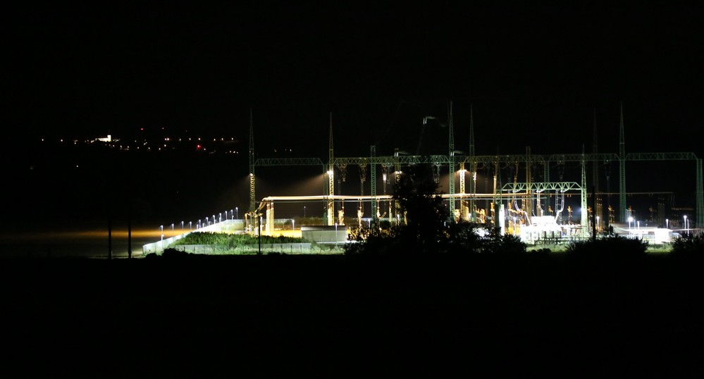 Pohled na rozvodnu R 420 kV TR Prosenice s rozsvíceným provozním a hlídacím osvětlením ( jen při mimořádné dálkové kontrole elektrické stanice)