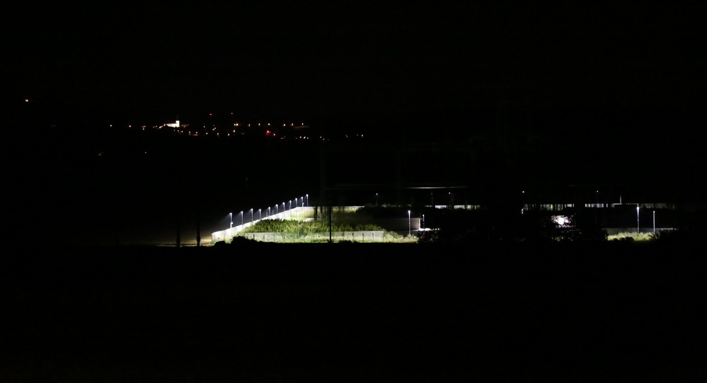 Pohled na rozvodnu R 420 kV TR Prosenice s rozsvíceným hlídacím osvětlením (normální noční osvětlení elektrické stanice pro kamerový dohled perimetru)